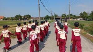Regu Gerak Jalan Putra SDN Kedunguneng dalam Kegiatan Lomba Gerak Jalan Tingkat Kecamatan Bangsal