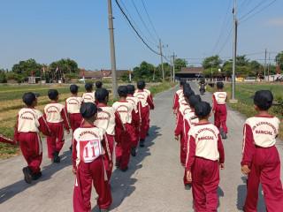 Regu Gerak Jalan Putra SDN Kedunguneng dalam Kegiatan Lomba Gerak Jalan Tingkat Kecamatan Bangsal